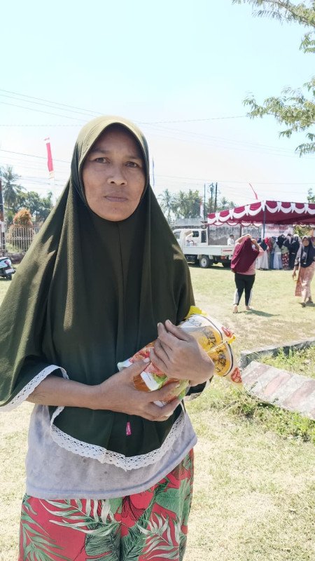 Foto Ibu Kairani, Warga Desa Gontong Royong - Suralaga, Pembeli Minyak Goreng di Pasar Murah GOW Lotim, Jumat (28/8/2026) (Dok. Pribadi) Foto Ibu Kairani, Warga Desa Gontong Royong - Suralaga, Pembeli Minyak Goreng di Pasar Murah GOW Lotim, Jumat (28/8/2026) (Dok. Pribadi)